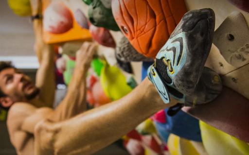 klimmer in zijaanzicht, met focus op de klimschoenen