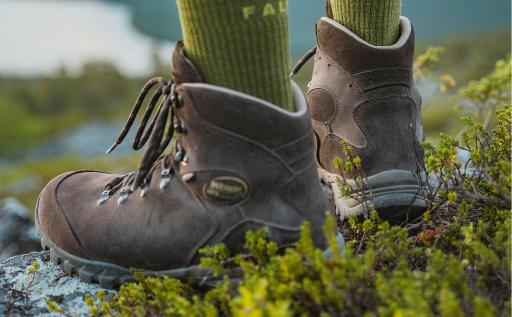 close-up van meindl wandelschoenen in de natuur